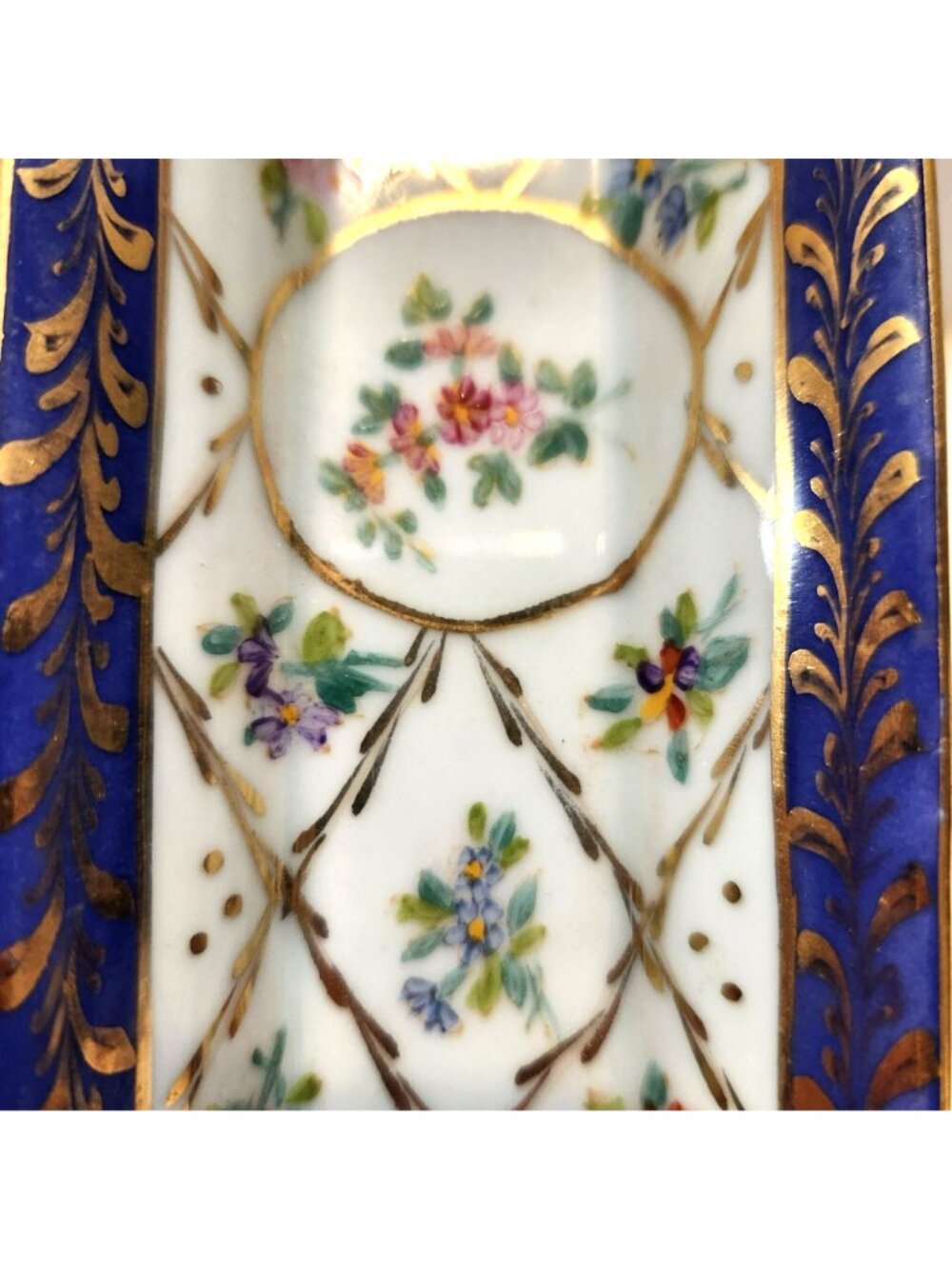 Vintage Asian Porcelain Trinket Tray With Floral Gold Detailing & Blue Accents - Picture 4 of 9